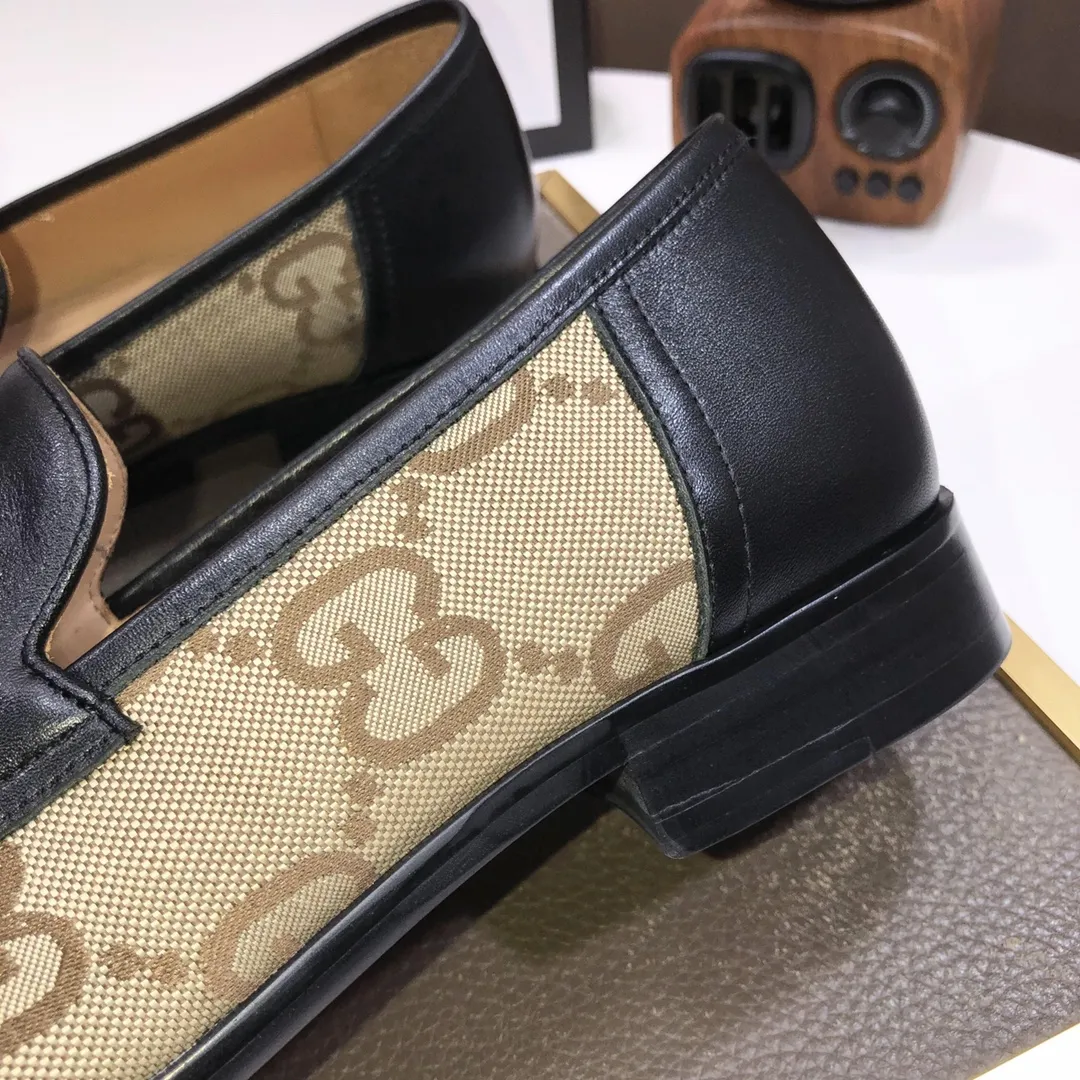 Factory batch 500💰Italy’s top luxury men’s shoe giant (GUCCI) (Gucci) (full cowhide lining) new arrival🍃Original European style🔰 Pleasant to the eye😍In order to make the shoes more durable and non-deformable🌀The production continues to follow traditional methods but there is still no lack of innovation💪The original sheepskin is selected for the leather♻️Smooth, natural and extra bright⭐Made of imported cowhide The rich man’s first choice 38-45 (45 customized)
